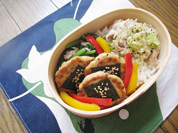 【愛妻便當圖解-44】鹽蔥豬肉、豆腐磯邊燒、鮪魚拌菠菜、梅漬甜椒 【愛妻便當圖解-44】鹽蔥豬肉、豆腐磯邊燒、鮪魚拌菠菜、梅漬甜椒