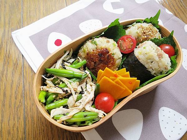 【愛妻便當圖解-45】蔥肉味噌烤飯糰、金針花海苔雞絲沙拉、涼拌南瓜 【愛妻便當圖解-45】蔥肉味噌烤飯糰、金針花海苔雞絲沙拉、涼拌南瓜