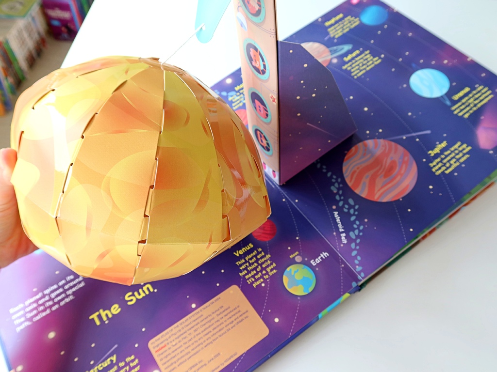 《我的第一本太陽系圖集》 雙語立體太陽系點讀圖集，同場加映《
