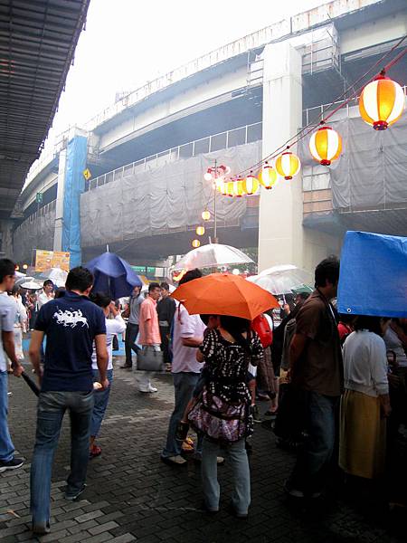 因為麻布十番有各國大使館聚集，納涼祭最大的特色是異國美食區