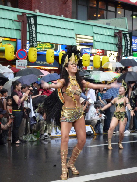 這個表情姿勢很像在跳祈雨舞