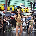 這個表情姿勢很像在跳祈雨舞