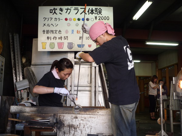 遊客可以自己動手做玻璃杯之類的簡單玻璃製品