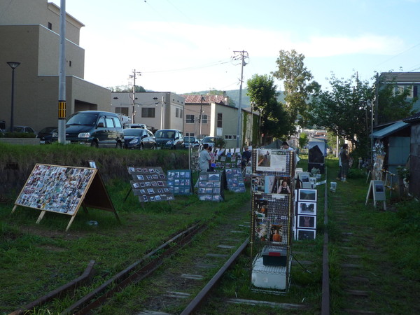 「鐵路攝影展」是在鐵軌上舉辦的露天攝影展，主題不一定是鐵路