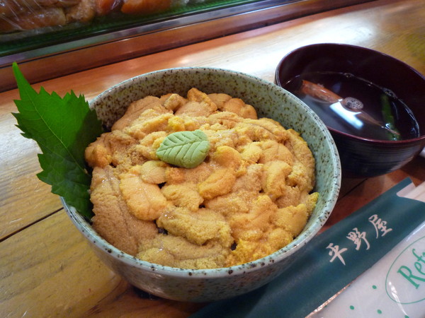 札幌場外市場「平野屋」的海膽丼