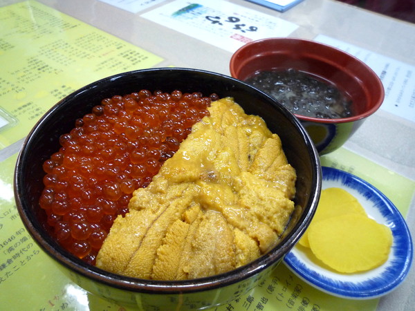 函館朝市「元祖巴丼」的海鮮丼