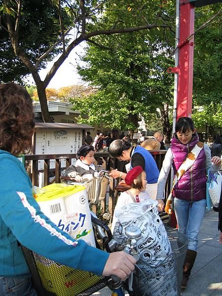 以後我也會變成這種接送小孩上下幼稚園的慈愛母親嗎？好難想像