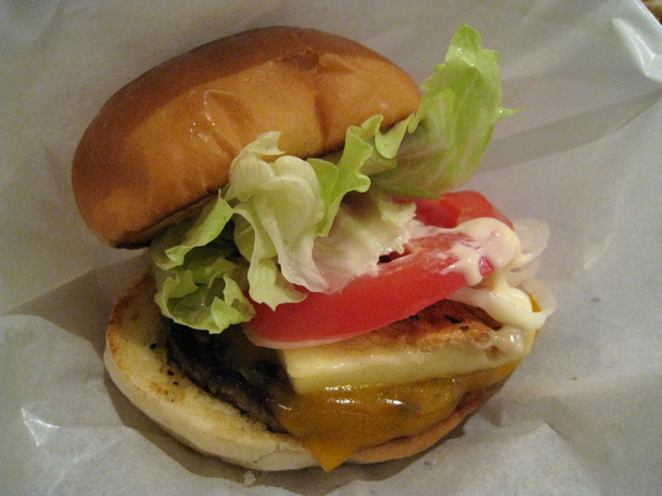 Special Cheese Burger，裡面真的夾著好大一塊起司！
