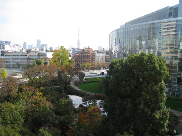 從六本木之丘中庭廣場遠眺毛利庭園