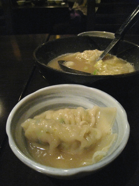 幸好這餃子挺美味的，比我在日本吃過的其他水餃好很多