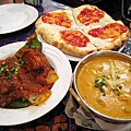 我們點的全是菜單上打星推薦的人氣料理：Chicken Tikka Masala, Prawn Coconut Curry, Kubuli Naan