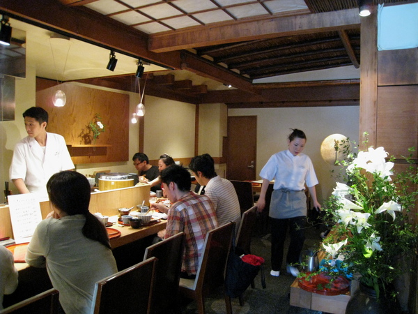 這家生意非常好，用餐時段永遠高朋滿座，經常需要排隊等候