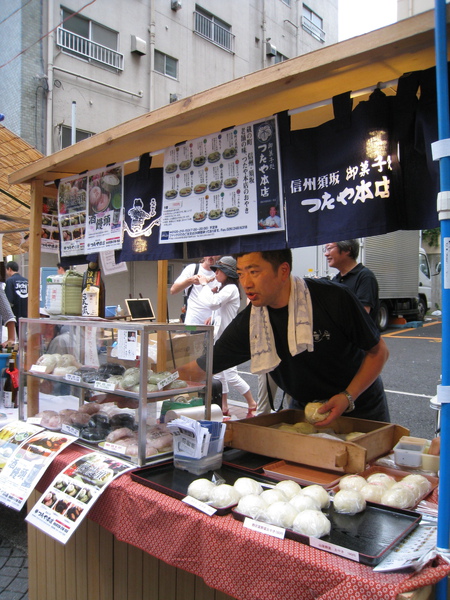 每年納涼祭都有一區是日本各地特產展，例如這個賣包子的就是信州須坂的老舖