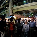 廣場平日非常冷清，只住了幾個遊民，只有納涼祭期間有此光景