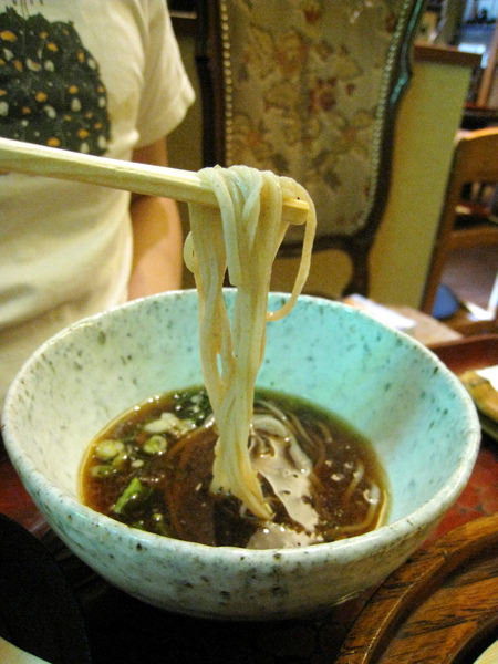 將蔥花、芥末、醬汁加入碗中，用蕎麥麵沾冷醬汁食用