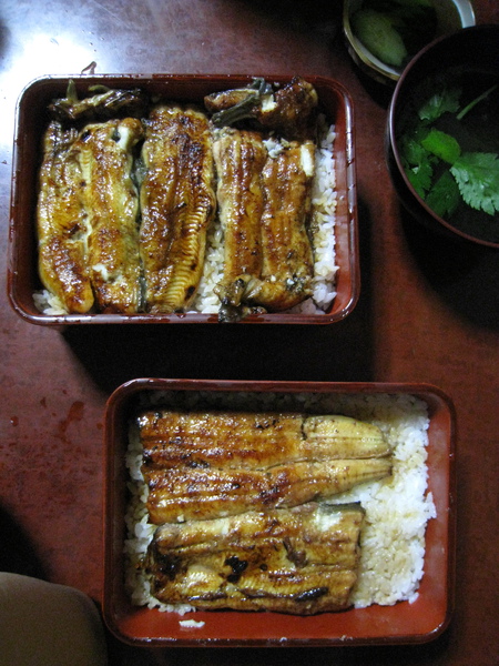 便當盒大小一樣，但「特重」的鰻魚比「並重」多好幾塊