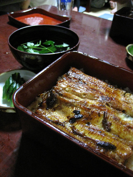 色川的鰻魚飯非常香嫩，一點腥味都沒有，連我這個怕鰻魚的人都愛