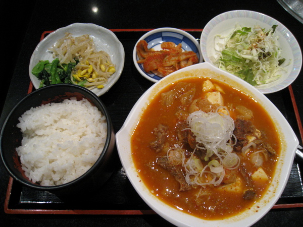 牛煮込定食900円，不愛吃燒肉的我每次來都點這個套餐