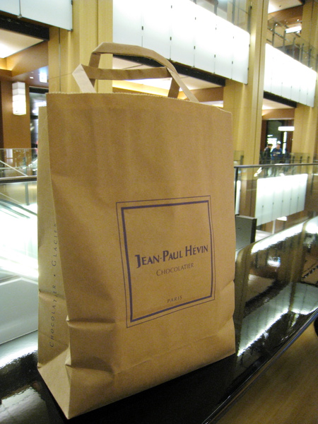 外帶用的紙袋，以Tokyo Midtown為背景拍一張假掰照