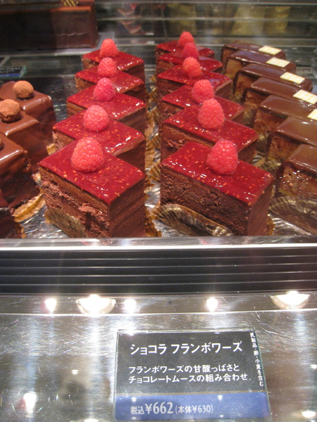 外帶了紅色那款覆盆莓巧克力慕斯蛋糕（Chocolat Framboise），662円