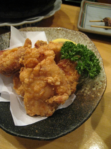 大白堅持要點的日式炸雞（もも肉の唐揚げ）。炸物顯然不是雞繁的強項，這一盤水準普通