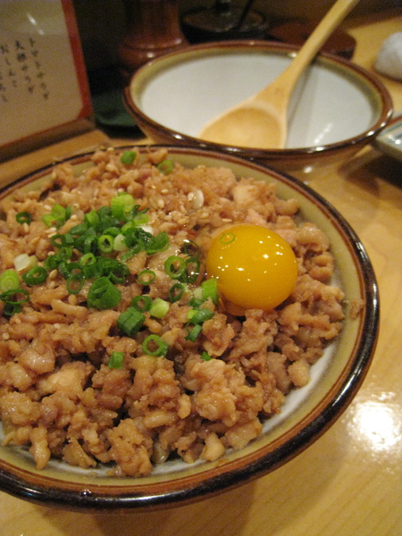 雞鬆蓋飯（そぼろ丼），網路上大推，不過我和大白都覺得口感稍乾（後來又點了兩次，溼度就剛剛好）