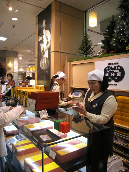 這位圓圓的女店員永遠笑容滿面，服務態度很好，我很欣賞她