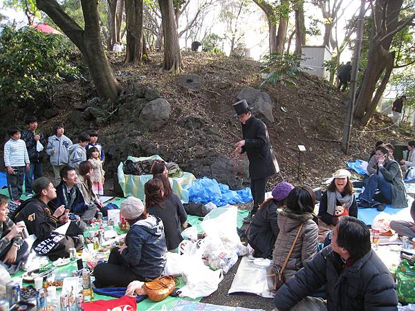 不知是誰請來的魔術師，也在現場表演