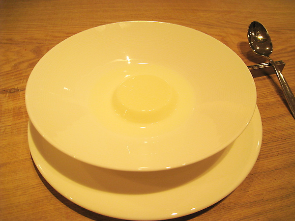 大白的甜點：杏仁牛奶凍（ Blanc-manger），在昏黃光線下拍這碗白成一片的甜點難度真高