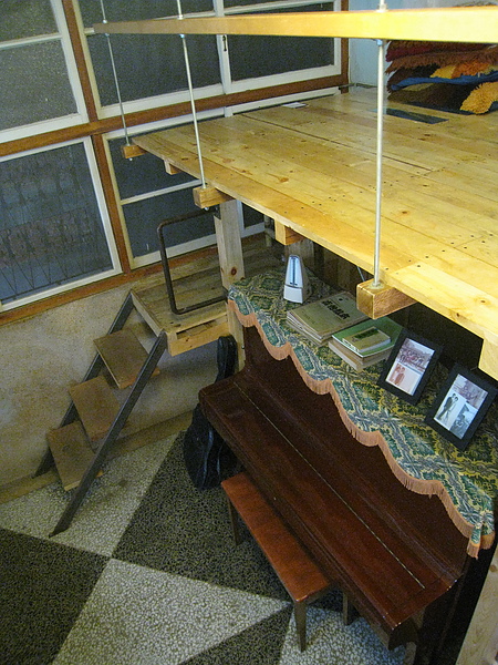 鋼琴旁的梯子通往樓中樓式的木板夾層