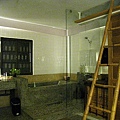 浴缸、洗手台、淋浴間的地板都是磨石子打造