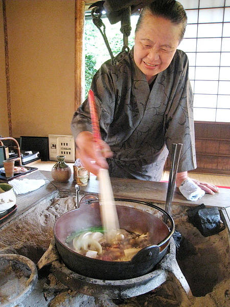 阿嬤會幫忙煮火鍋，不需要客人動手