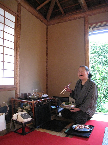 愛笑的阿嬤說她養雞養了50年，這家雞料理餐廳開了30年，一輩子都跟雞脫不了關係