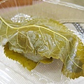 櫻餅老店鶴屋壽的嵐山櫻餅，一個105円，除了嵐山本店，京都各大百貨公司美食街也有售。