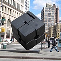 Astor Place的街頭公共藝術，大方塊用力推會轉動