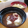 如果沒有這兩碗熱呼呼的救星，我的胃早就被日本年菜凍到結冰了