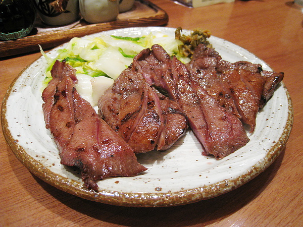 數量限定的特切厚燒牛舌定食，2000円，只有鹽味，配菜也是白菜漬。厚片的牛舌很有嚼勁