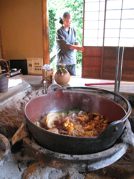 老奶奶幫忙下完火鍋料就先告退，需要服務可以撥小屋內的電話到主屋