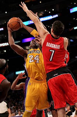 Andrea+Bargnani+Toronto+Raptors+v+Los+Angeles+ayuzbrloXOfx