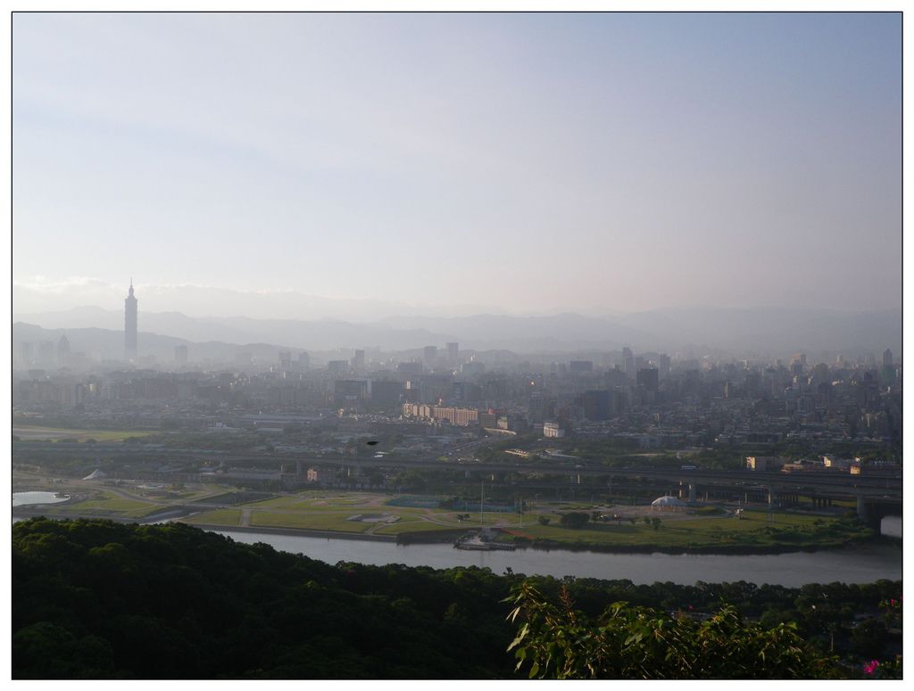 a01.一早在劍潭山步道健行，欣賞大台北與基隆河風光。.jpg