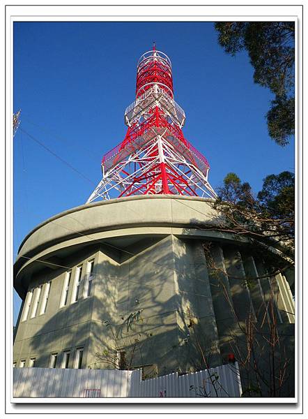 a02.6點52分抵達劍潭山最高點，新漆完成紅白相間的鐵塔。.jpg