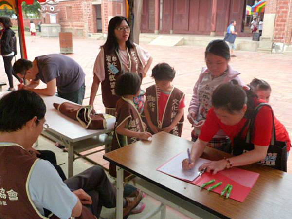 2014救國團於道東書院考生祈福典禮義工幫忙照片07