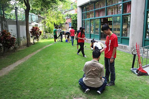 1030704「大學升了沒~甄是服了你」--崧鶴樓老人公寓公益服務1.jpg