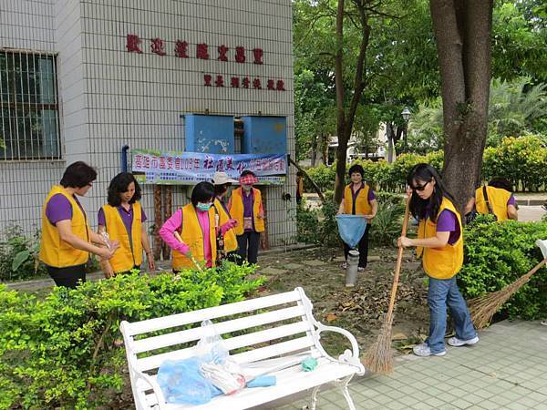 1030607高雄市楠梓區社區美化活動--義工認真清掃-1.jpg