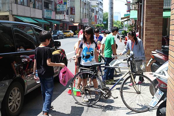 1030715-17高雄市團委會「理想人生-決戰12年國教」研習營--學員服務學習掃街-2.JPG