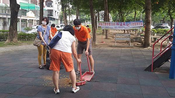 1030831高雄市三民區團委會社區美化活動--同心協力垃圾裝袋.jpg