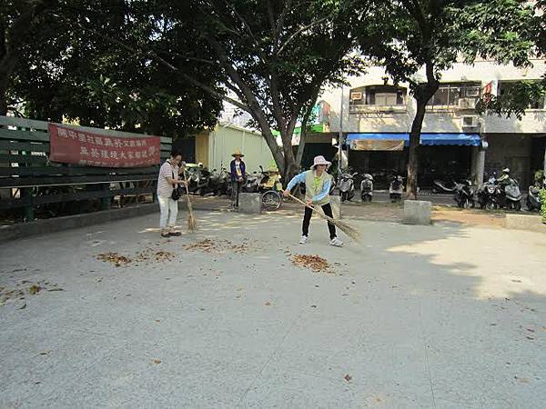 1040118工一隊社區美化-認真掃地中1 1040118工一隊社區美化-認真掃地中1