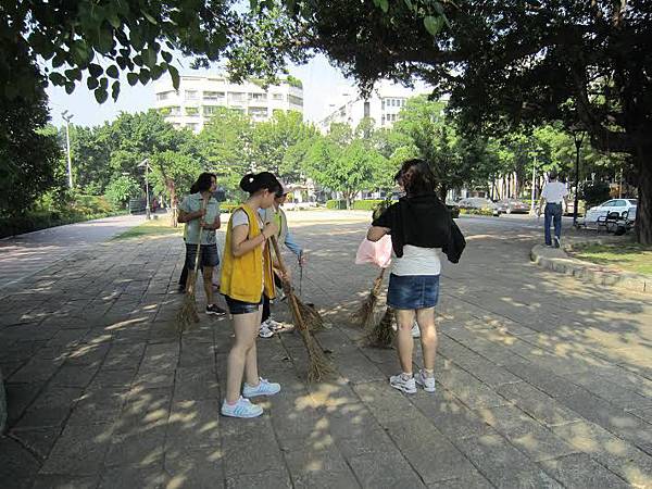 1040104工一隊社區美化-認真打掃中1 1040104工一隊社區美化-認真打掃中1