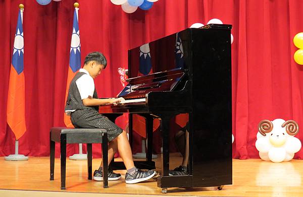 1040329青年節表揚大會-鋼琴獨奏表演1