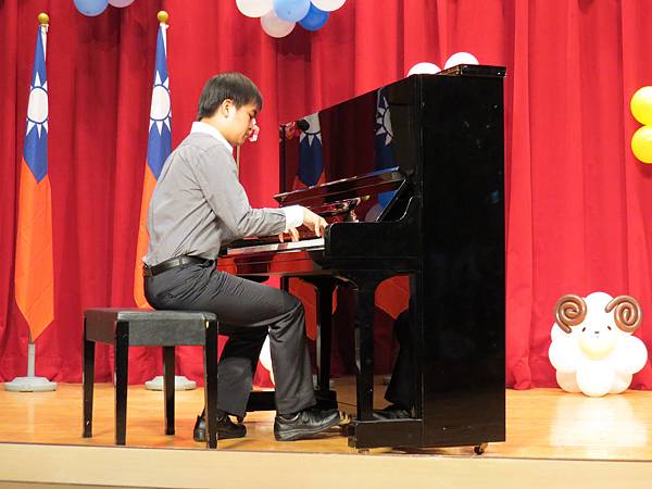1040329青年節表揚大會-鋼琴獨奏表演3